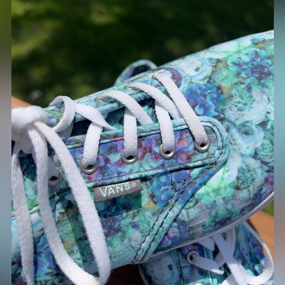 Women’s Vans; Size:9.5 - Picture 5 of 10